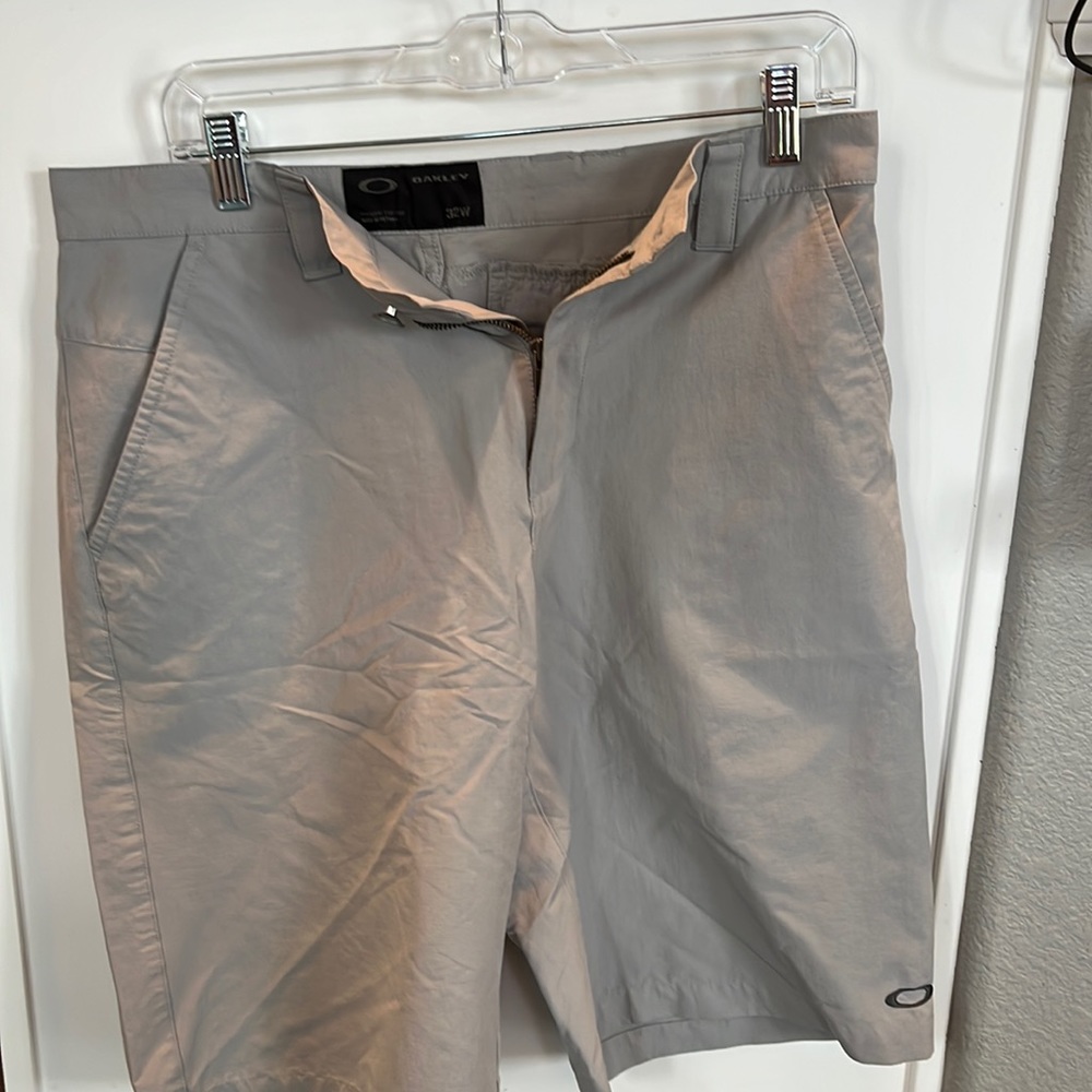 Men’s Oakley golf shorts.  Size 32.